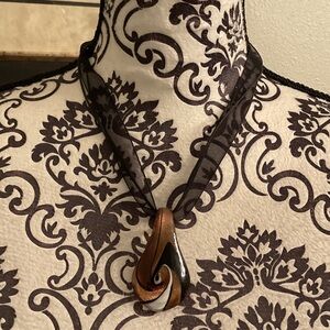 Elegant Black and Brown Pendant Necklace